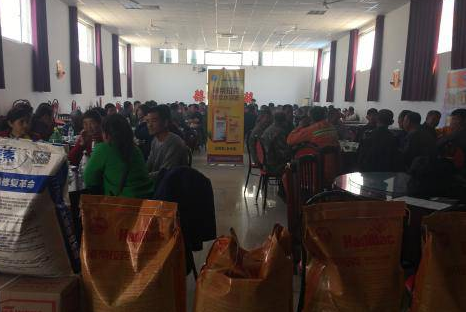 圍觀五一成人漫画生物幫農資零售店開展的會議 圍觀五一成人漫画生物幫農資零售店開展的會議