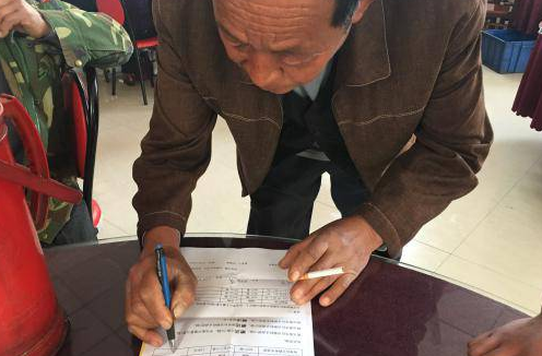 圍觀五一成人漫画生物幫農資零售店開展的會議 圍觀五一成人漫画生物幫農資零售店開展的會議